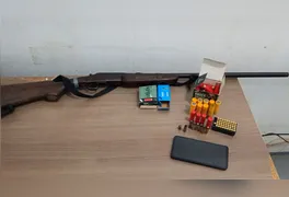 Arsenal composto por espingarda calibre .20 e mais de 70 munições de diversos calibres localizado pelos policiais do 36º BPM no sítio de Eduardo Mendonça.