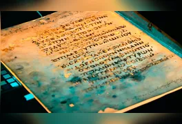 Detalhe da técnica de imagem multiespectral aplicada ao pergaminho: as cores destacam a diferença entre a escrita medieval superior e os caracteres bíblicos originais.