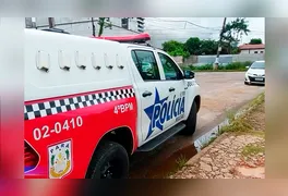 Viatura do 4º Batalhão da Polícia Militar estacionada em frente à faculdade onde ocorreu a detenção do suspeito.
