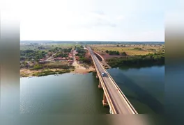ESTRUTURA COMPROMETIDA: Inspeções detalhadas nos pilares centrais sobre o Rio Araguaia identificaram danos severos que levaram à condenação da ponte.