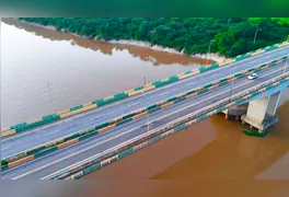 Fluxo de veículos pesados nas cabeceiras da ponte sobre o Rio Itacaiúnas, em Marabá, onde novas placas de sinalização vertical alertam os caminhoneiros sobre os horários proibidos de circulação