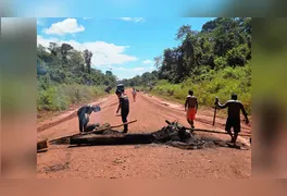 Bloqueio na Transcametá (BR-422) impede a passagem de veículos no km 19; indígenas exigem cumprimento de acordos.