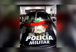 Parte dos tabletes de maconha e frascos de lança-perfume apreendidos pela Polícia Militar em kitnet no bairro Serrinha.