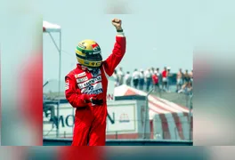 O capacete amarelo de Ayrton Senna, símbolo máximo de sua identidade visual, posicionado sobre o carro da McLaren.