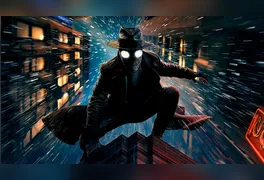 Nicolas Cage dá vida a Ben Reilly em Nova York dos anos 1930, misturando a amargura de um detetive clássico com o sarcasmo do herói aracnídeo.