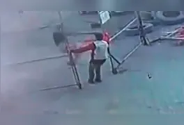 Câmera de segurança registra o instante em que o trabalhador sofre a descarga elétrica e fica preso ao portão de ferro.