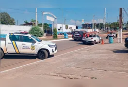 Fiação de ligação clandestina encontrada durante as buscas; prática ilegal sobrecarrega o sistema e prejudica o fornecimento local.