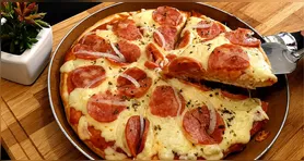 Pizza de frigideira sem ovo e sem leite para um lanche da tarde rápido