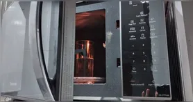 O ideal é utilizar apenas recipientes e coberturas próprias para micro-ondas