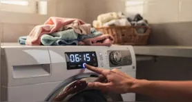 Além de investir em um modelo eficiente, especialistas destacam que o horário em que o aparelho é utilizado pode influenciar na economia, especialmente em determinadas modalidades de tarifa de energia.