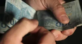 A estimativa do governo brasileiro é de que cerca de R$ 25,8 milhões de pessoas recebam o abono salarial ao longo do ano e movimente aproximadamente R$ 30, 7 bilhões na economia.