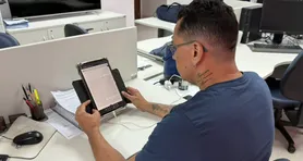 Jorge Tavares, estudando com um tablet no trabalho, no intervalo do almoço