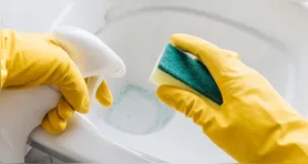 O vinagre também é amplamente usado na limpeza da casa, na remoção de manchas das roupas e em diversos truques caseiros que ganharam popularidade nos últimos anos.