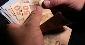 O Banco Central informou hoje, em seu site, que os valores esquecidos por clientes em instituições financeiras do país alcançam R$ 10,57 bilhões, em março.