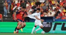 Marc Bernal segura Marco Farag durante disputa de bola no amistoso entre Espanha e Iraque, realizado em La Coruña, na preparação das seleções para a Copa do Mundo.