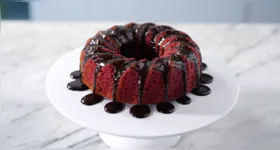 Bolo de beterraba sem glúten se destaca pela cor intensa, textura fofa e uso estratégico de farinhas alternativas.
