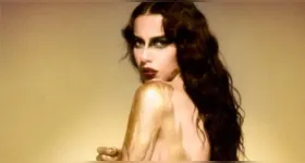 Marina Sena posa nua coberta de tinta dourada em celebração ao novo álbum.