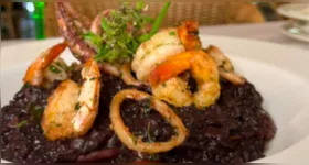 Arroz negro com frutos do mar faz sucesso no Manjar