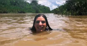 Andréia Sadi durante registro na Ilha do Combu, em Belém, onde esteve para cobertura da COP 30 e relembrou a passagem pelo Pará em publicação nas redes sociais.