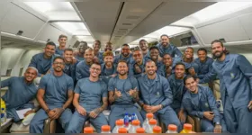 Jogadores da Seleção Brasileira usam o novo traje de viagem desenvolvido por Ricardo Almeida para a Copa do Mundo de 2026