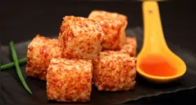 Dadinhos de tapioca dourados e crocantes, servidos com molhos variados, são sucesso garantido como petisco.