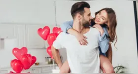 Casais aproveitam o Dia dos Namorados para trocar declarações, homenagens e mensagens de amor nas redes sociais e aplicativos de mensagens.