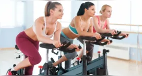 Com a chegada do verão, aumenta a procura por mudanças rápidas no corpo, mas especialistas alertam que saúde deve vir antes da estética.