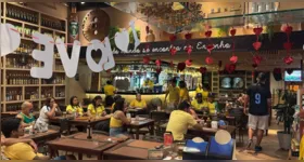 Bares e restaurantes se preparam para receber torcedores durante a Copa do Mundo com ações especiais e expectativa de aumento no movimento.