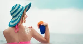 A proteção solar diária ajuda a prevenir queimaduras, manchas, envelhecimento precoce e doenças mais graves, como o câncer de pele.