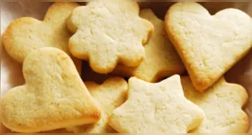 O biscoito amanteigado de 3 ingredientes é uma opção prática para o café da tarde, presentes ou datas comemorativas.