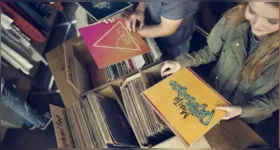 Feira do Vinil reúne expositores, discos raros, clássicos da música e apresentação especial com DJ tocando exclusivamente em vinil, na Assembleia Paraense.