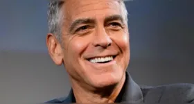 George Clooney precisou evacuar sua casa na França após incêndio florestal atingir a região onde mora com a família; ator prometeu ajudar na reconstrução da comunidade