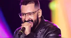 Carlinhos Gabriel caiu do palco durante apresentação em Pernambuco, mas recebeu atendimento médico e passa bem.