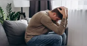 A saúde mental masculina ainda é atravessada por padrões culturais que ensinam meninos a esconder emoções desde a infância, impactando a vida adulta e os relacionamentos.