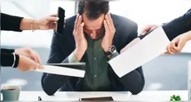 Saúde mental no trabalho passa a integrar a gestão de riscos das empresas com a atualização da NR-1; especialistas alertam que ambientes saudáveis são fundamentais para prevenir o adoecimento psicológico.