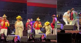 Alcione caiu durante apresentação no Arraial do Ipem, em São Luís, mas recebeu ajuda da equipe, continuou o show e tranquilizou os fãs ao afirmar que está bem.