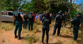 Equipes da Deca Marabá e do 1º Batalhão Rural da PM estabelecem perímetro de segurança para conter aproximação de produtores rurais.