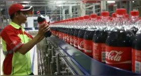Coca-Cola aposta em embalagens menores para driblar a inflação e manter o consumo frequente mesmo com o bolso mais apertado do consumidor.