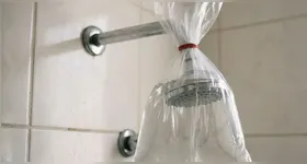 A imersão prolongada utilizando um saco plástico garante que o vinagre dissolva as placas minerais de forma contínua