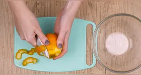 Utilizando cascas de laranja e abacate, ela desenvolveu um polímero biodegradável