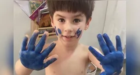O menino Henry Borel, morto aos 4 anos, brincando com tintas