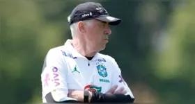 Carlo Ancelotti observa o treino da Seleção Brasileira em Morristown, durante, em meio a ajustes no elenco e controle de carga dos jogadores.
