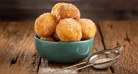 Poucas receitas despertam tantas lembranças afetivas quanto o bolinho de chuva