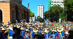 As ruas de Belém voltaram a ser tomadas pelas cores, ritmo e tradições do primeiro Arrastão do Arraial do Pavulagem 2026