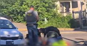 O homem foi atingido por disparos durante uma operação conduzida por agentes