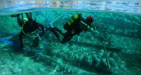 Navio romano que afundou há 1.700 anos é içado intacto à superfície