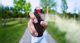 Saiba tudo sobre a nova lei que autoriza mulheres a usar spray de pimenta para defesa pessoal e suas implicações.