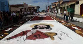 Os tradicionais tapetes de Corpus Christi transformam ruas em verdadeiras obras de arte e simbolizam a devoção dos fiéis durante uma das celebrações mais importantes da Igreja Católica.