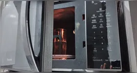 O ideal é utilizar apenas recipientes e coberturas próprias para micro-ondas