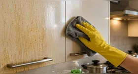 O truque simples para eliminar a gordura dos armários